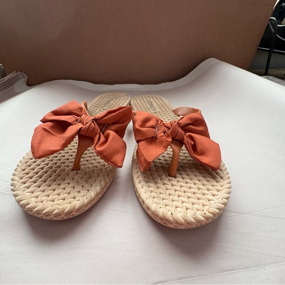Tamaris Size 41 Bow Flat Flip Flops Sandals with Straw Texture - Picture 3 of 9